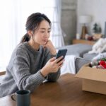 クリスマス後に元彼から届いた連絡を見る女性
