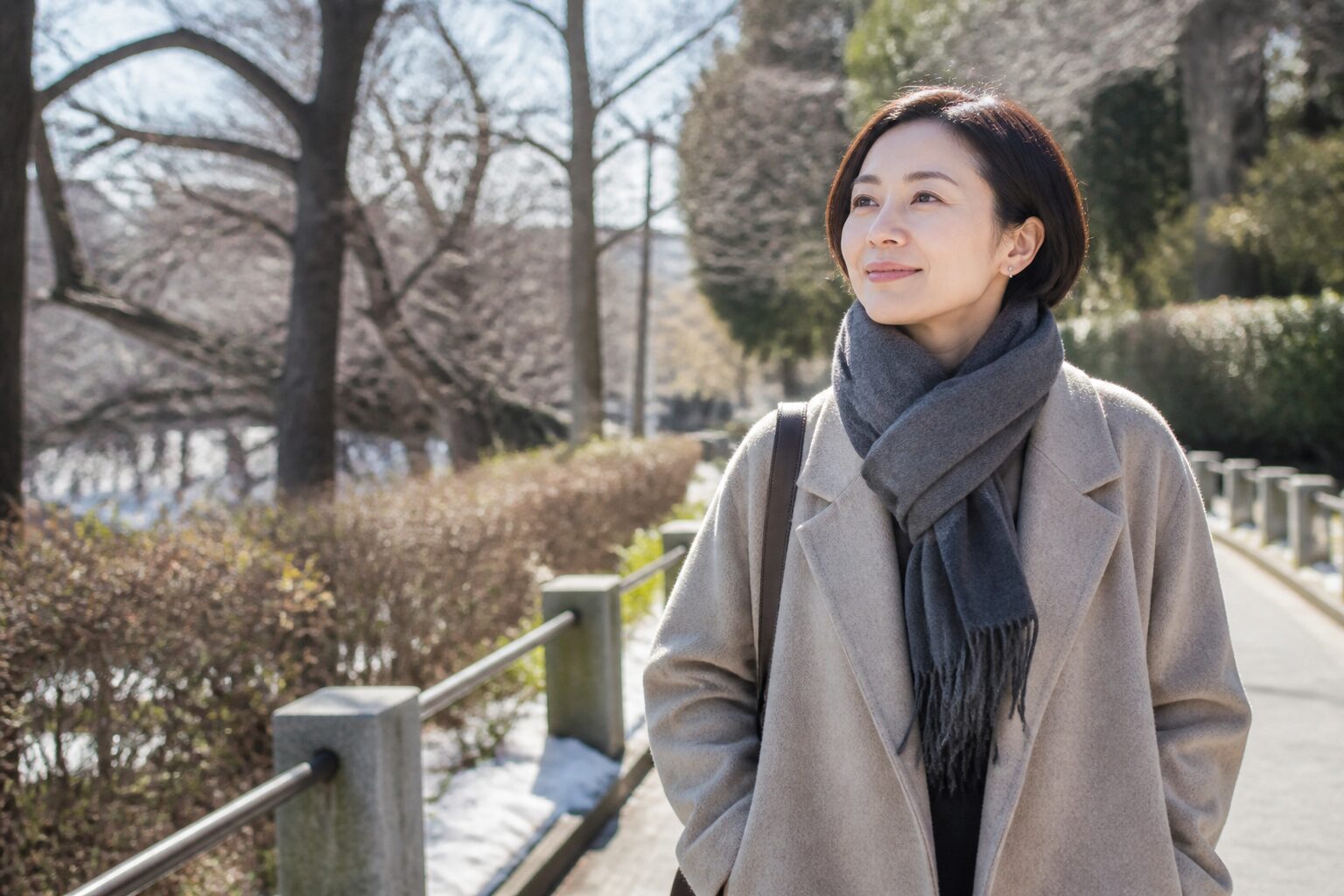冬の朝に自分の結婚希望を大切にして前を向く女性