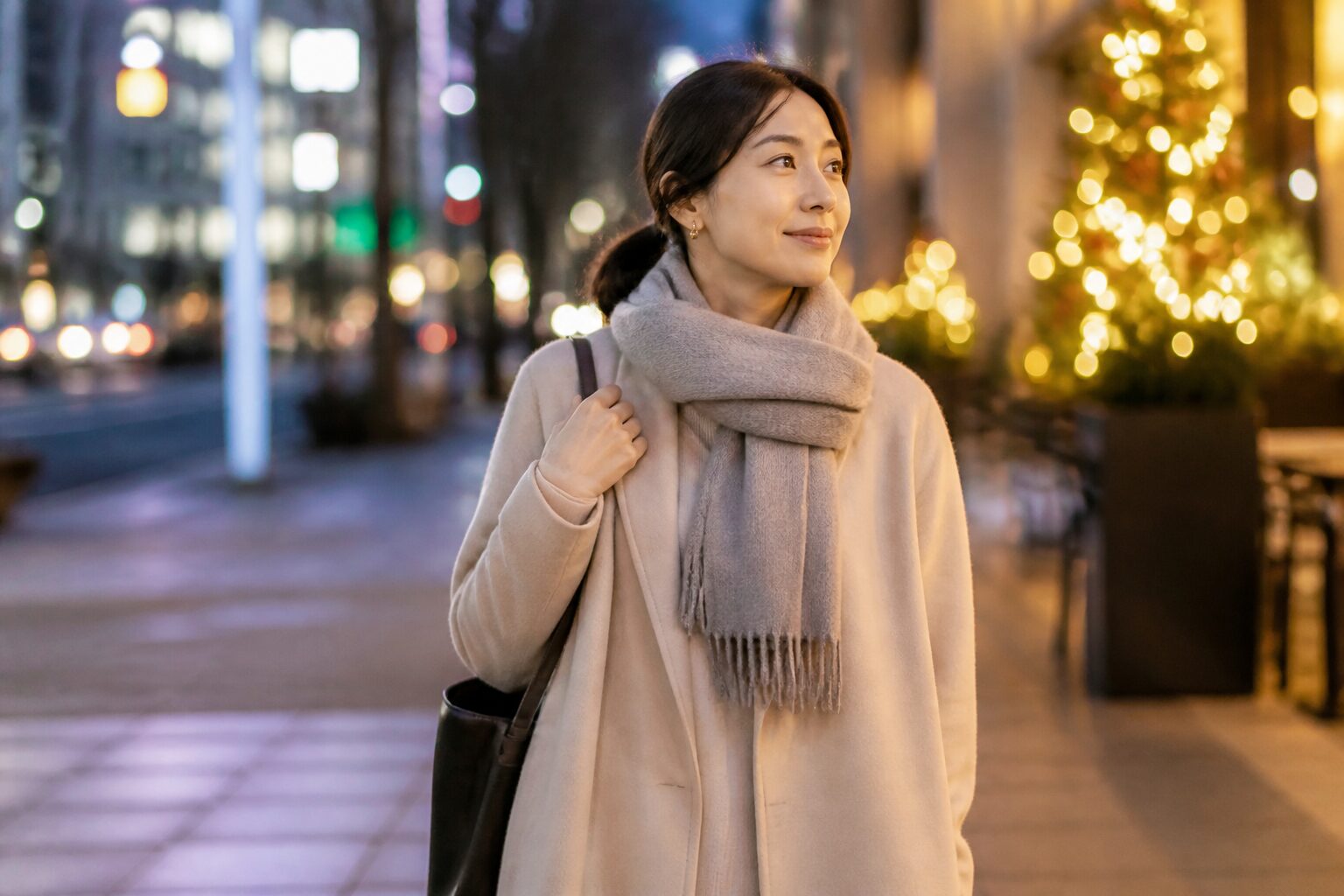 冬の街で自分の時間を大切に歩く婚活中の女性