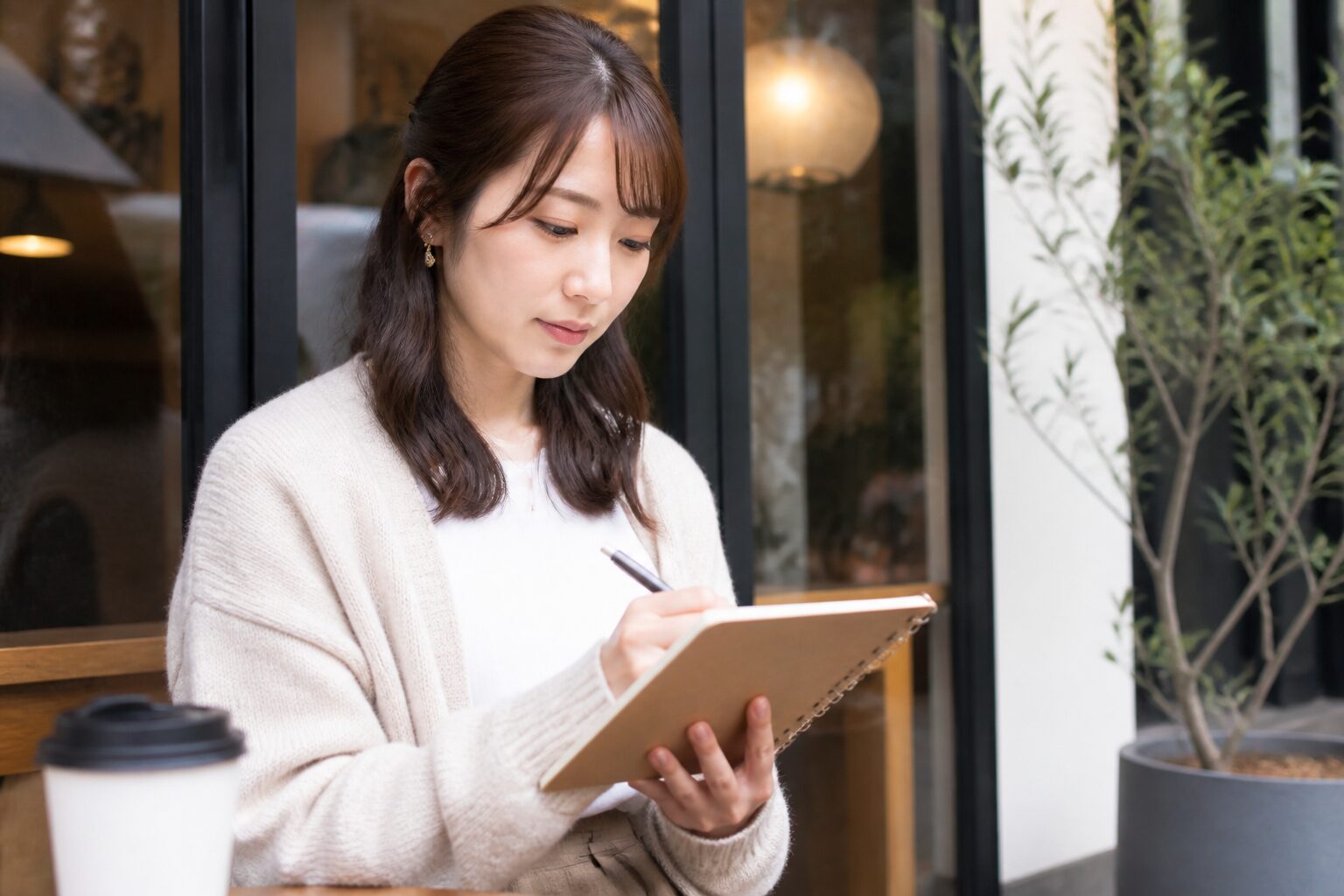 カフェを出た後に面談の安心感を記録する女性