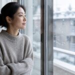初雪を見ながら元彼との思い出を振り返る女性