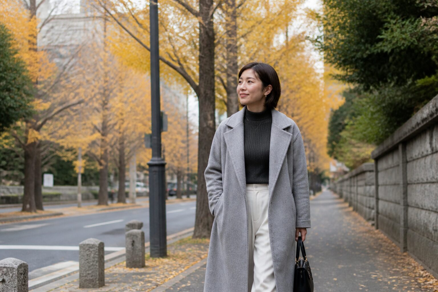 晩秋の街で自分の予定を大切にして歩く婚活中の女性