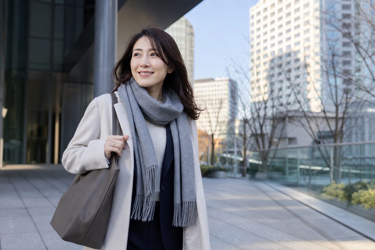 冬の朝に落ち着いて職場へ向かう女性