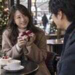 小さなプレゼントを持って話す女性