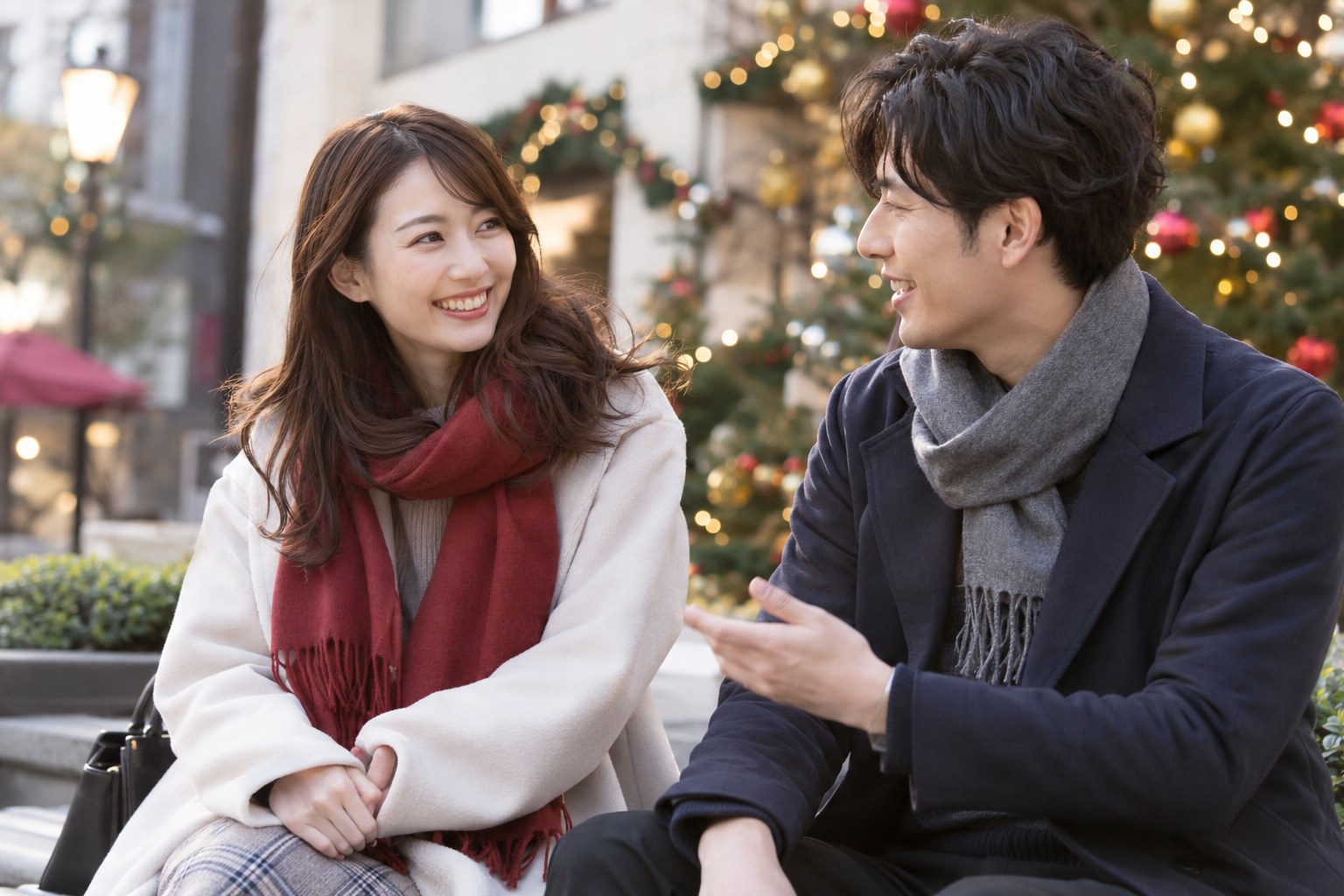 屋外で穏やかに会話する男女