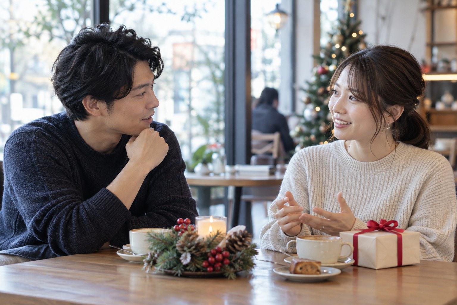 カフェで予算について話す男女