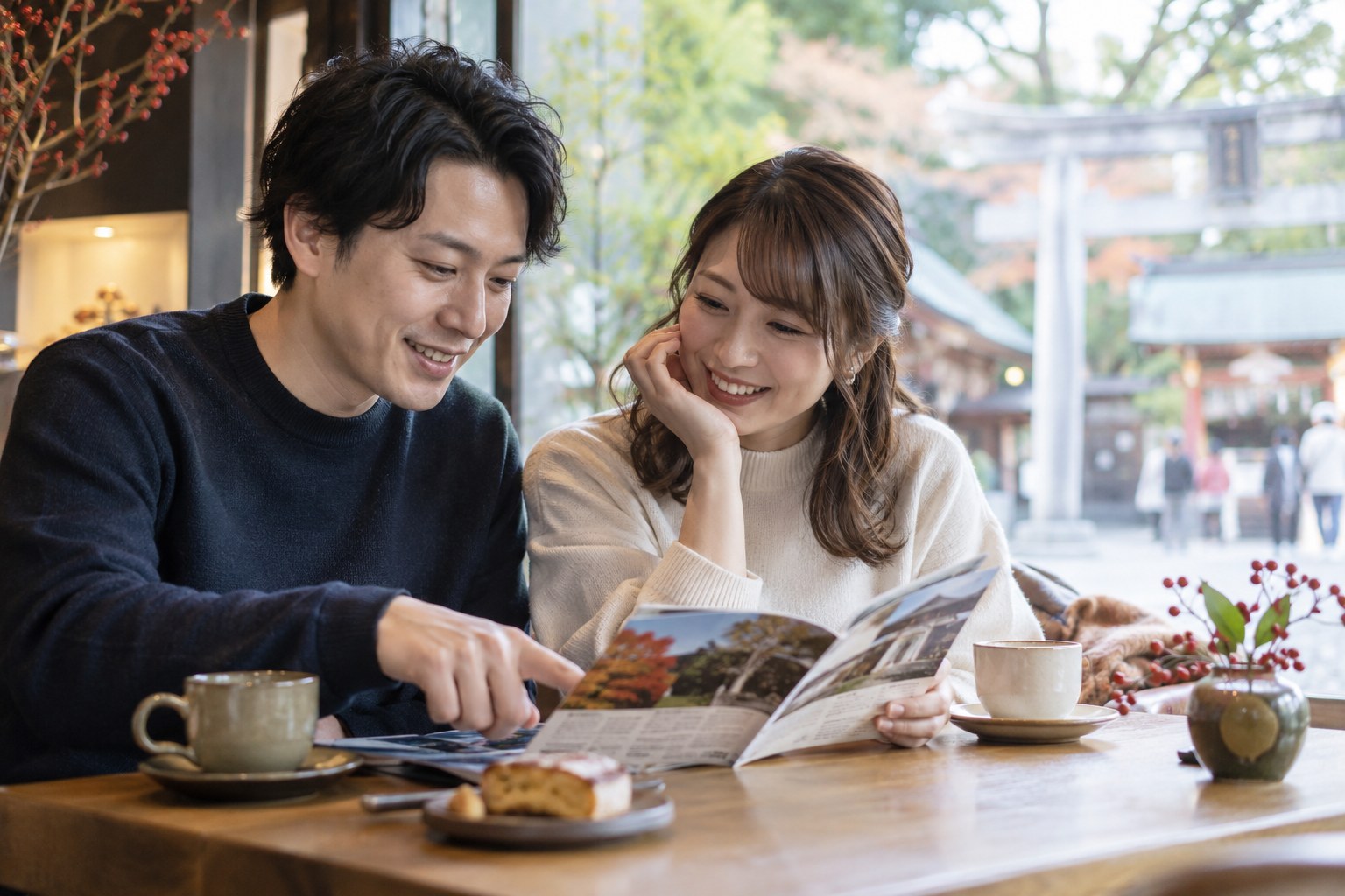 参拝の予定をカフェで相談する男女