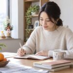 新年の計画をノートに書く女性