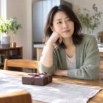 チョコの箱を前に贈り物を考える女性