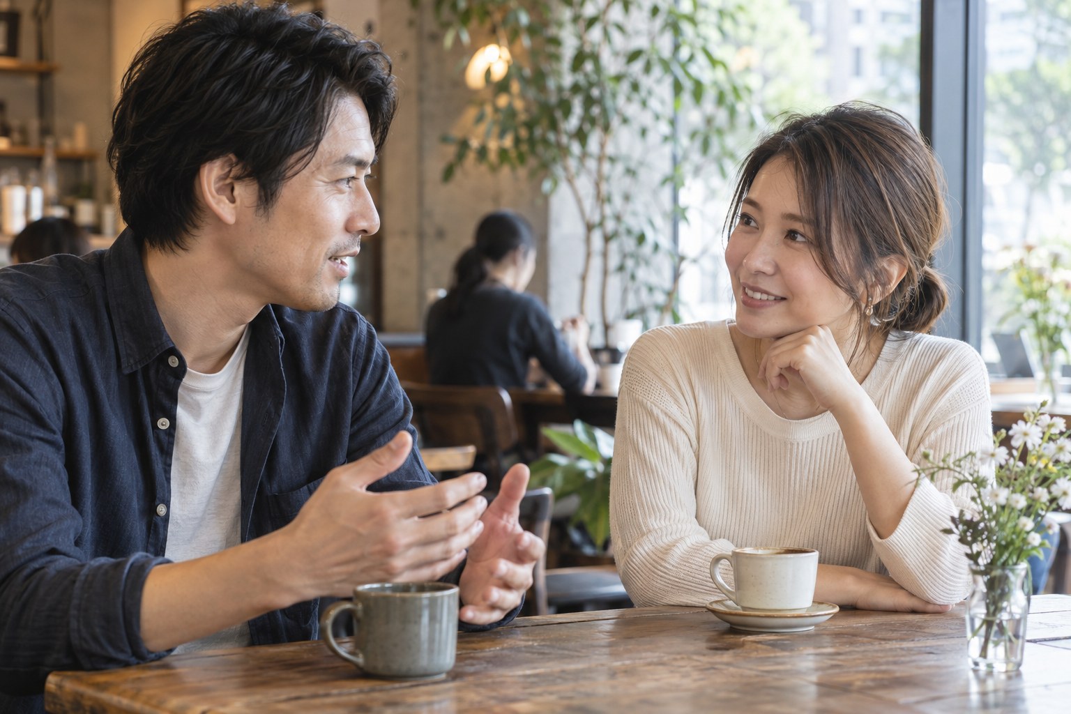 カフェで互いの考えを丁寧に話す二人