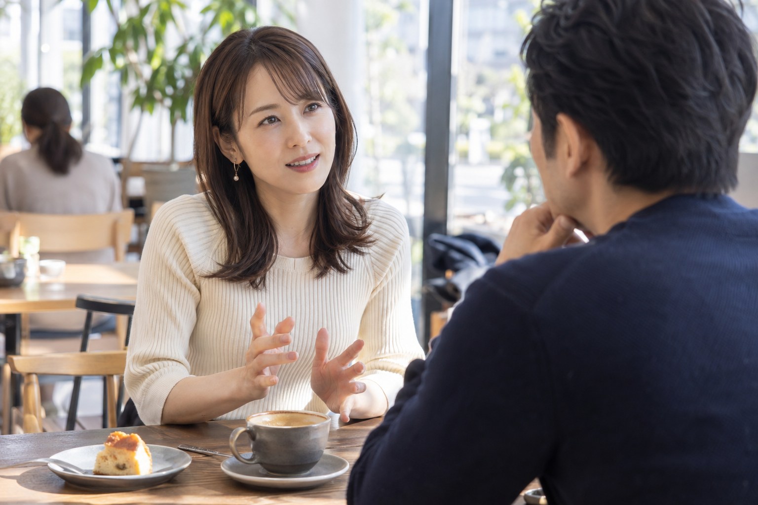 カフェで自分の希望を伝える女性と聞く男性