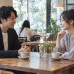 カフェで少し改まって会話する二人