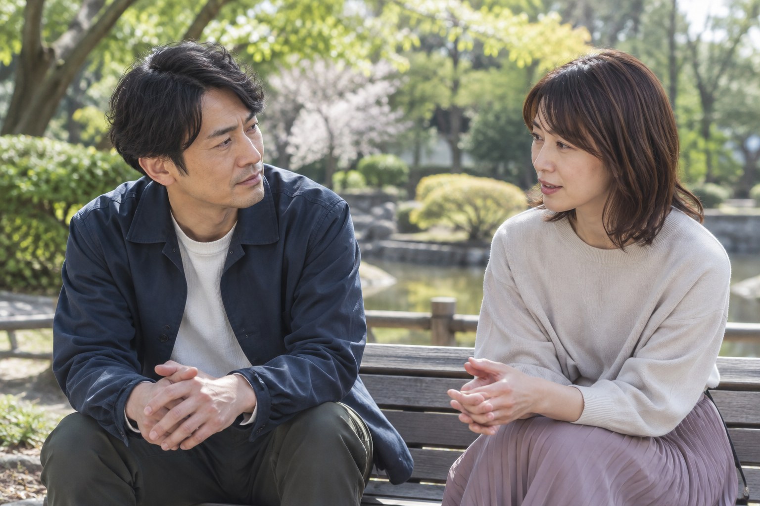 公園のベンチで話し方を相談する二人