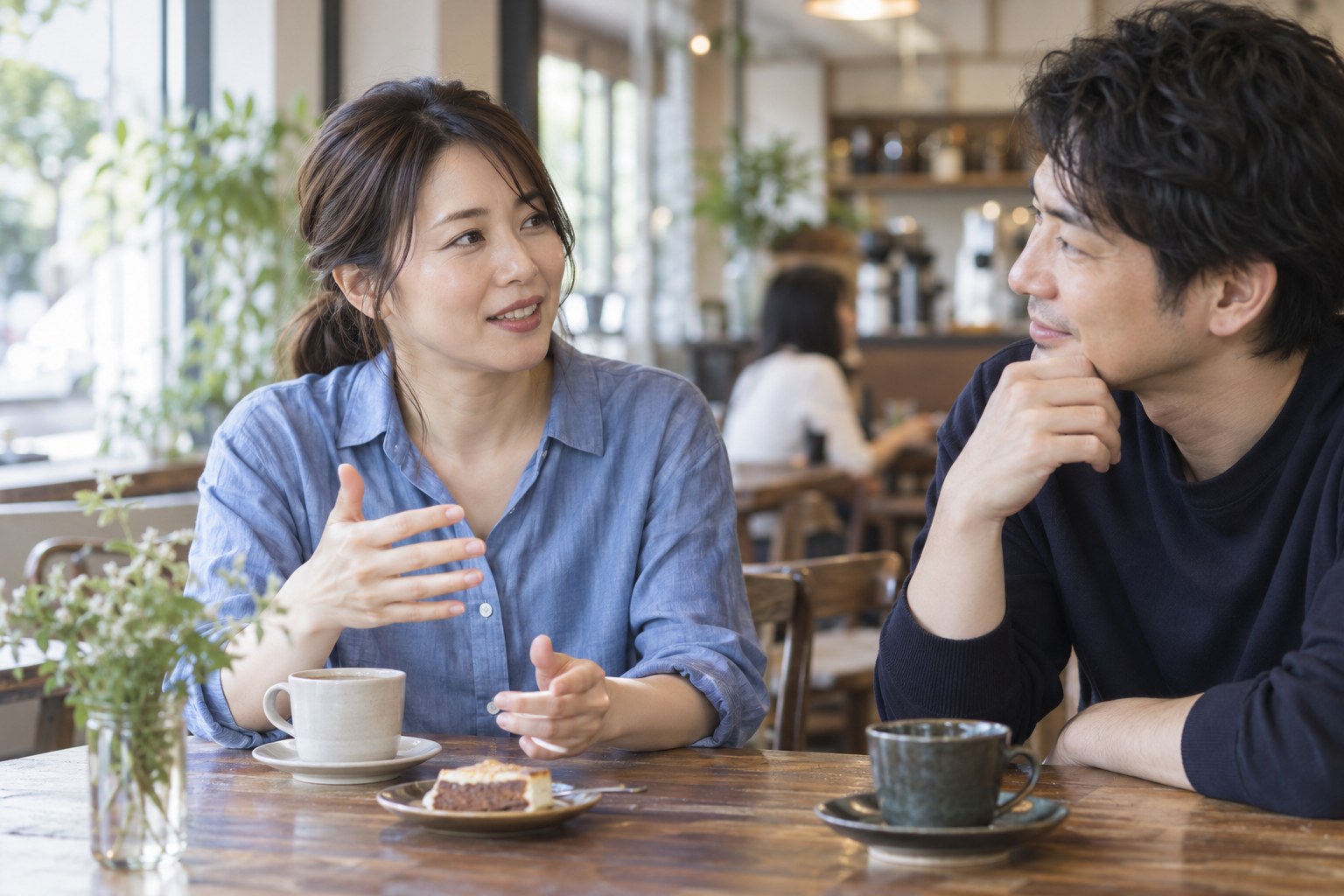 カフェで話しやすい口調を提案する女性