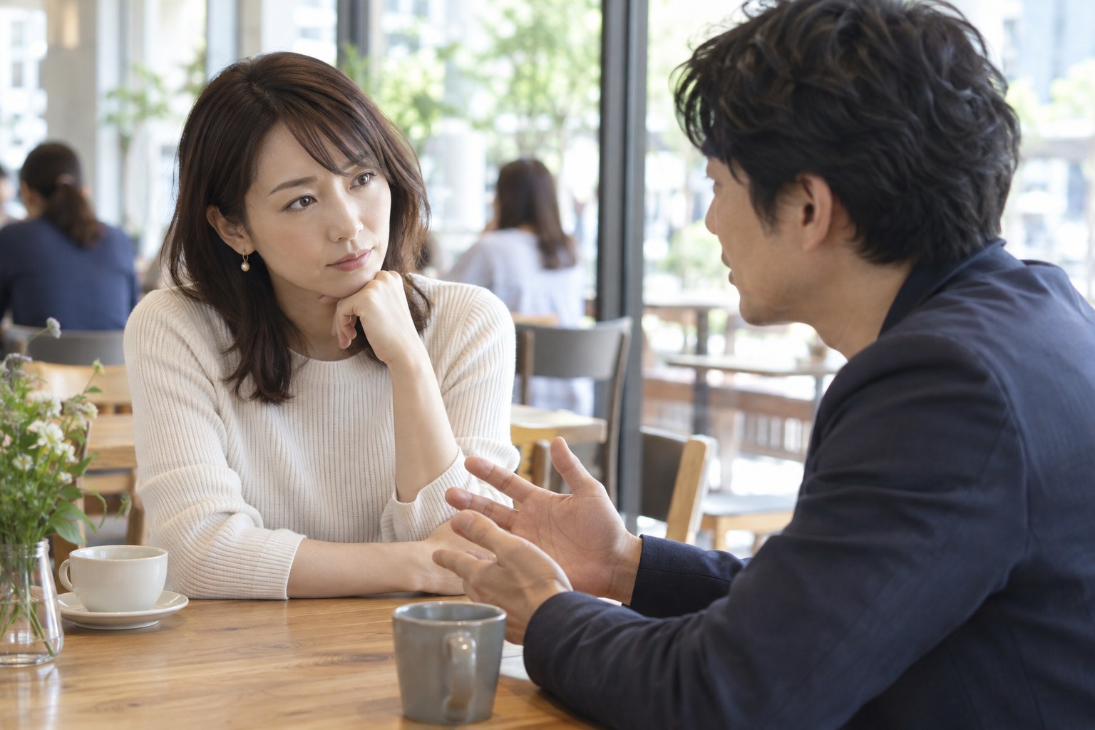 カフェで互いの希望を確認する二人