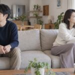 明るいリビングでそれぞれ考える時間を取る二人