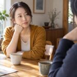 二人分のお茶を前に関係について考える女性