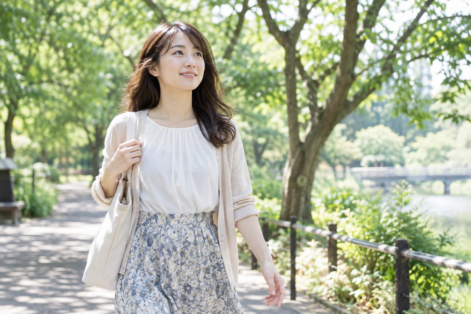木々のある公園を歩く女性