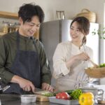 台所で一緒に料理する男女