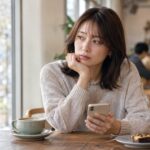 カフェで連絡の後の気持ちを考える女性