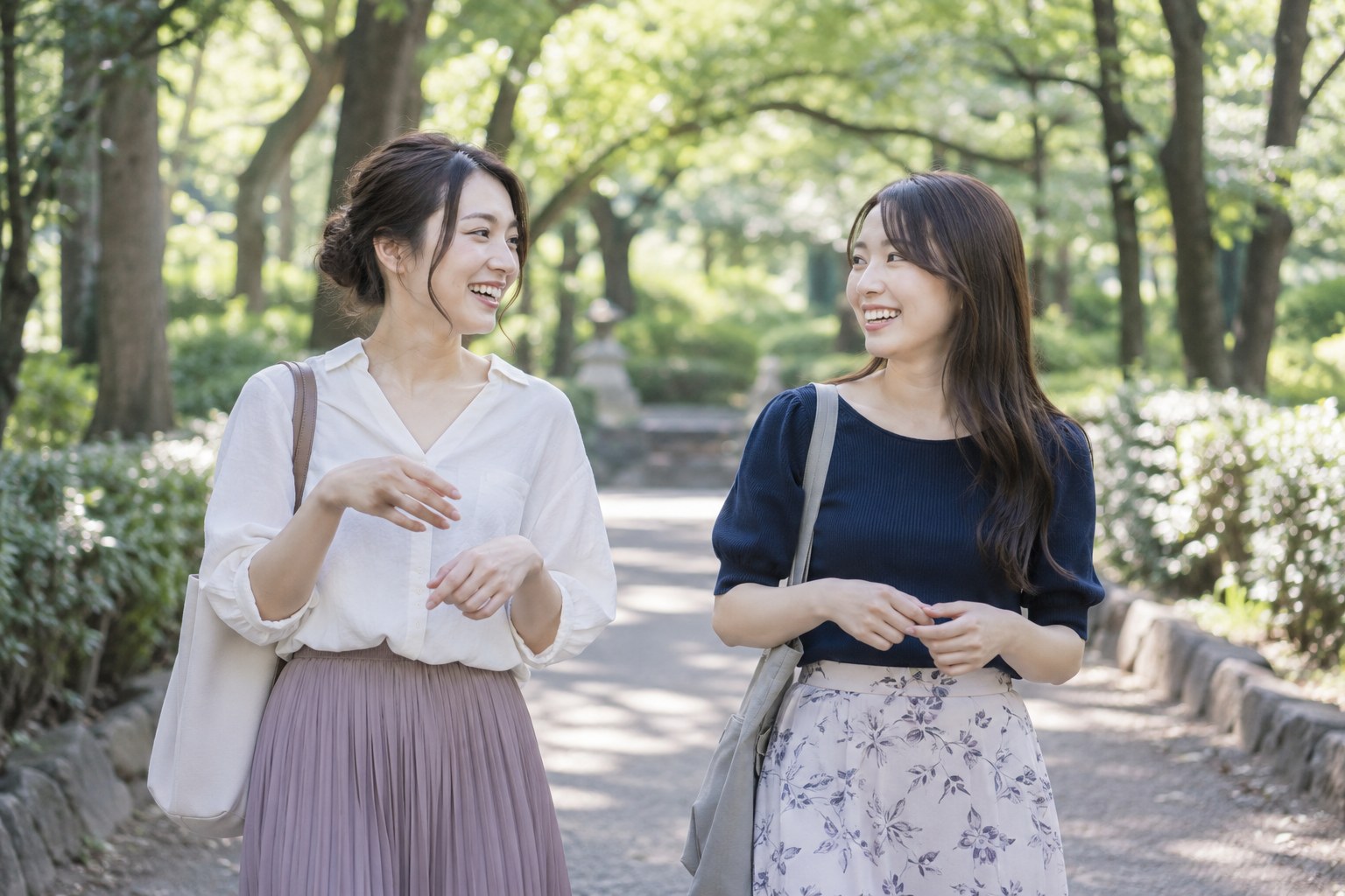 公園で女性の友人と話す女性