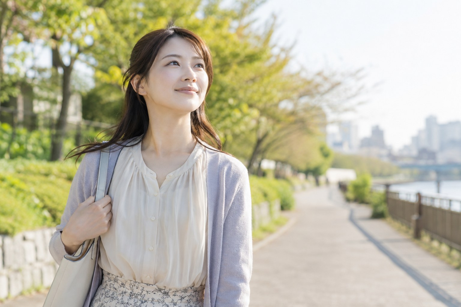 日差しのある道で前を向く女性