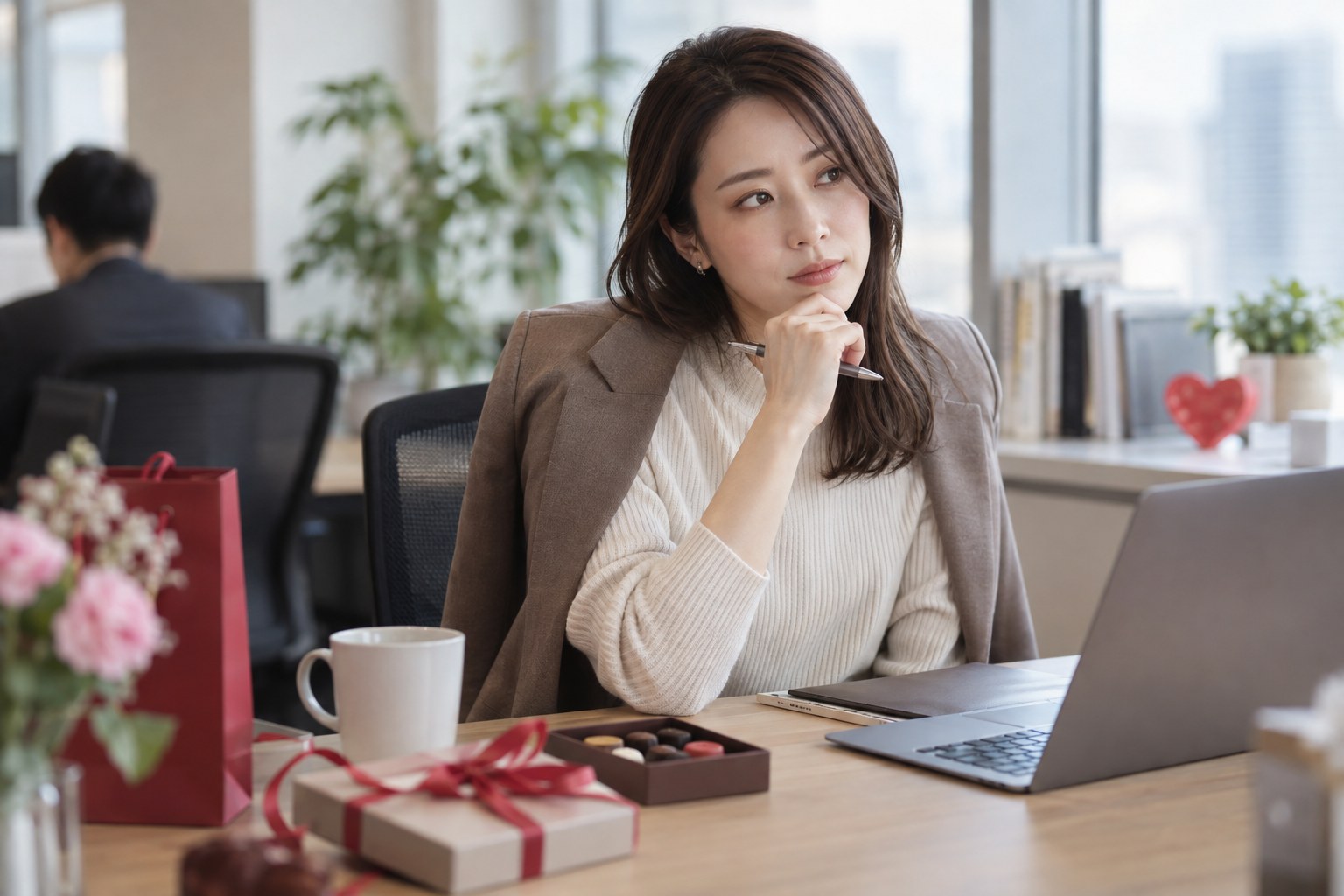 机で仕事中のやり取りを考える女性