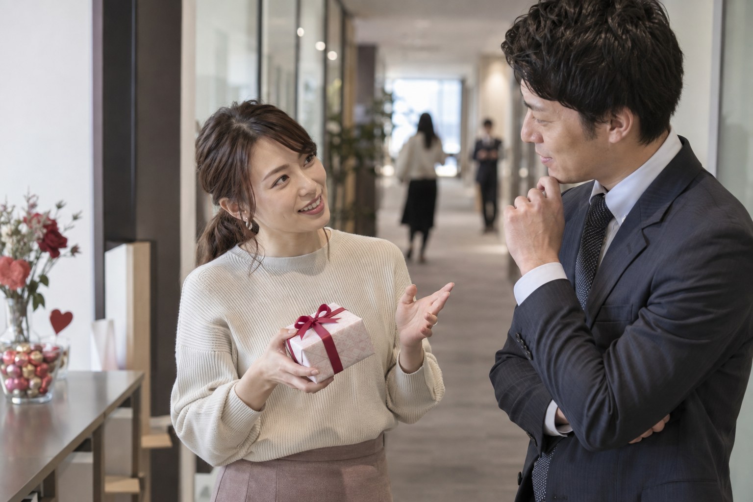 職場の廊下で短く会話する男女